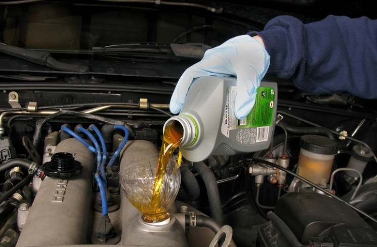 Mobil Jarang Dipakai, Ini Tips Biar Oli Tak Mengental bak Lumpur