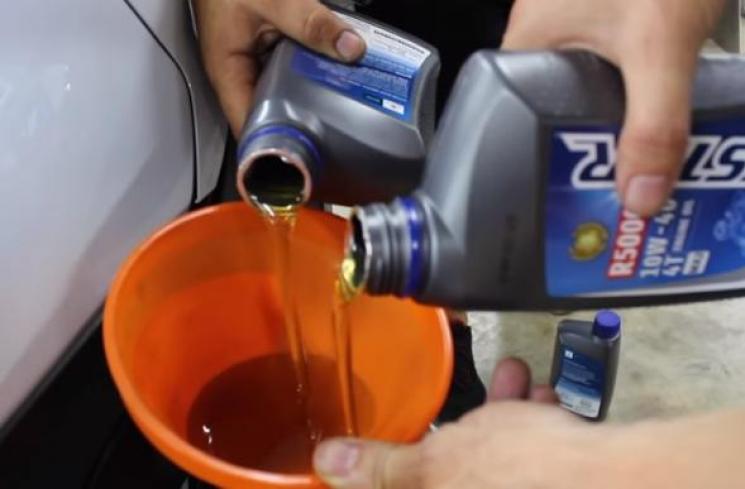 Motor Lama Mangkrak di Garasi, Kapan Waktunnya Ganti Oli?