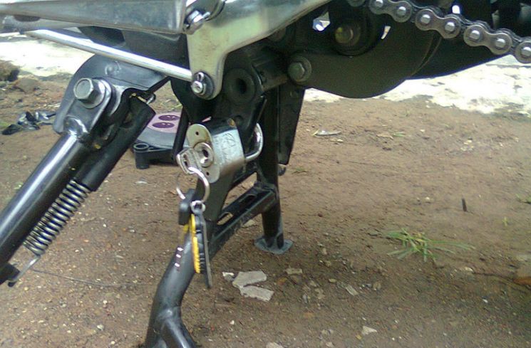 Matikan Motor Matic Pakai Standar Samping? Waspada Dampak&nbsp;Buruknya!